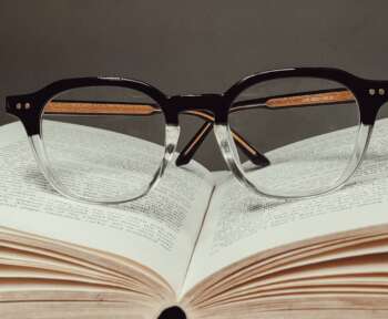 książka i okulary