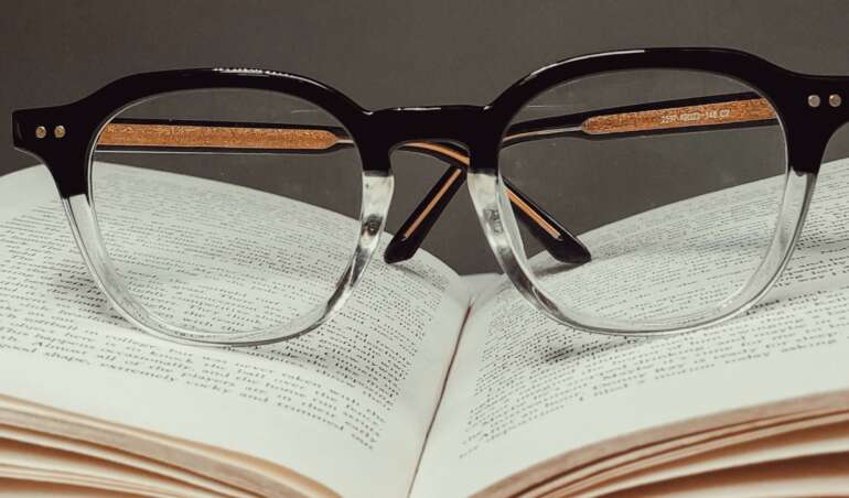 książka i okulary